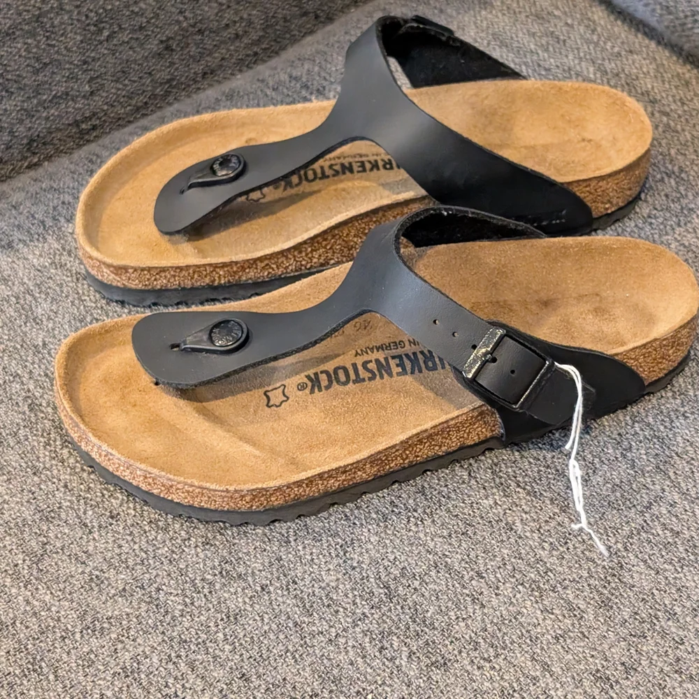 Birkenstock Gizeh Thong Sandals in Black